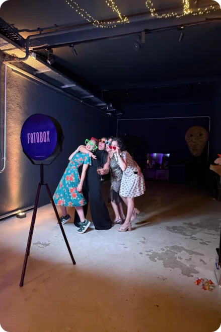 Private Party mit Fotobox-Spass in Wiesbaden Freunde posieren mit lustigen Brillen vor einer Fotobox bei einer privaten Party.
