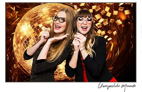 2 Junge Damen stehen in Wiesbaden vor dem Fotobox Hintergrund mit dem Motiv Disco