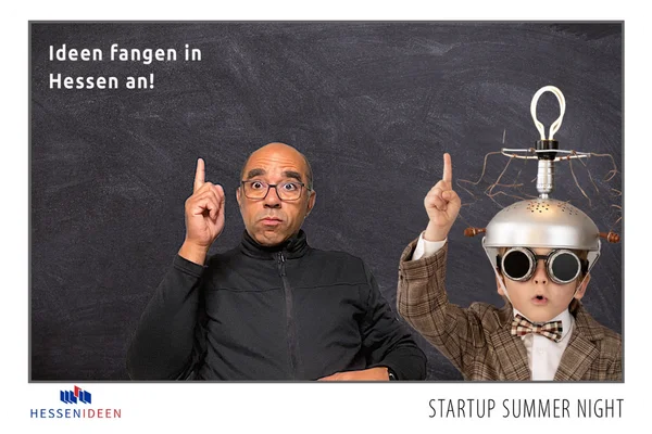 Fotobox-Layout der Startup Summer Night in Hessen Ein Mann und ein Junge posieren für ein Foto vor einem schwarzen Hintergrund, beide haben eine Idee (eine Glühbirne über dem Kopf). Das Bild ist mit dem Text "Ideen fangen in Hessen an!" und dem Logo "HESSENIDEEN" versehen.