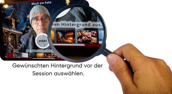 Fotobox: KI-Hintergrund auswählen Eine Hand hält eine Lupe über einem Smartphone-Bildschirm. Der Bildschirm zeigt eine Fotobox-App, auf der ein Mann für ein Foto posiert und verschiedene Hintergründe, wie Geschenke oder einen Kamin, zur Auswahl stehen