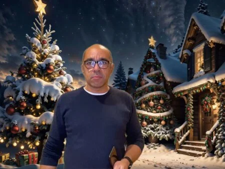 Eine Person steht in festlicher Stimmung vor einem KI-generierten Weihnachtshintergrund mit schneebedeckten Tannenbäumen, Sternen und einem Haus.