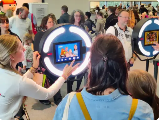 Dichtes Gedränge am Messestand: Zahlreiche Besucher und Familien warten an einer Fotobox im "Die Maus"-Design auf der Frankfurter Buchmesse, um Fotos zu machen.